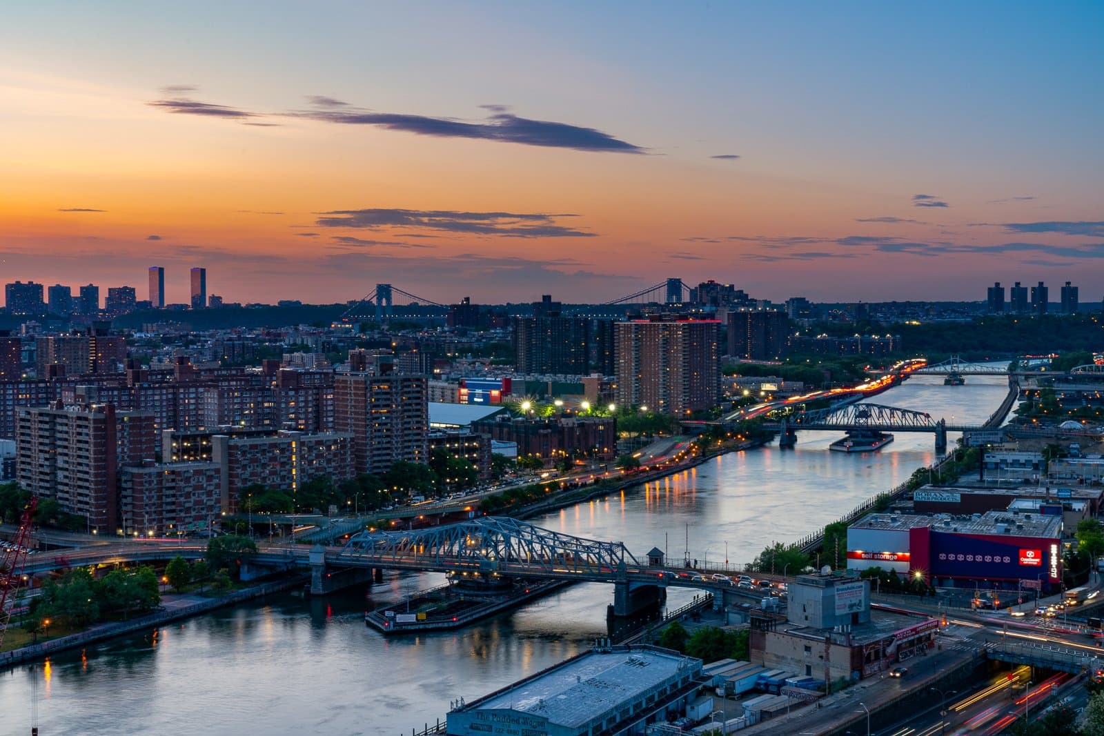 El paisaje urbano de Mott Haven al atardecer, mirando hacia el horizonte de Manhattan
