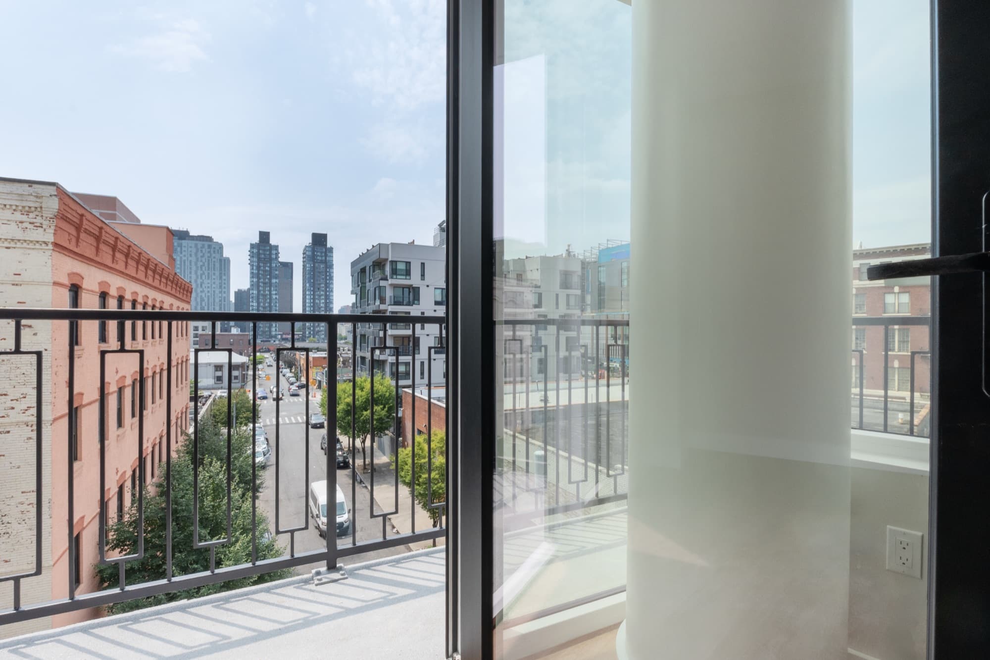 Una residencia en The Astelle con un balcón privado que se abre a la luz del sur del Bronx, en el espíritu de un edificio de servicio completo